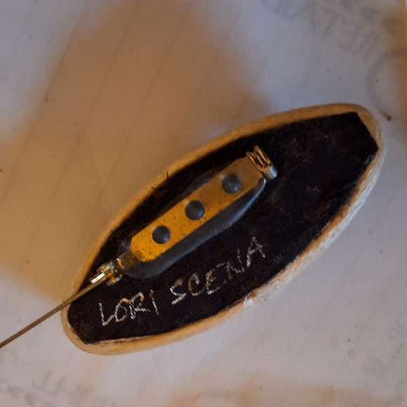 Lori Scena OOAK signed vintage button brooch - Picture 4 of 6